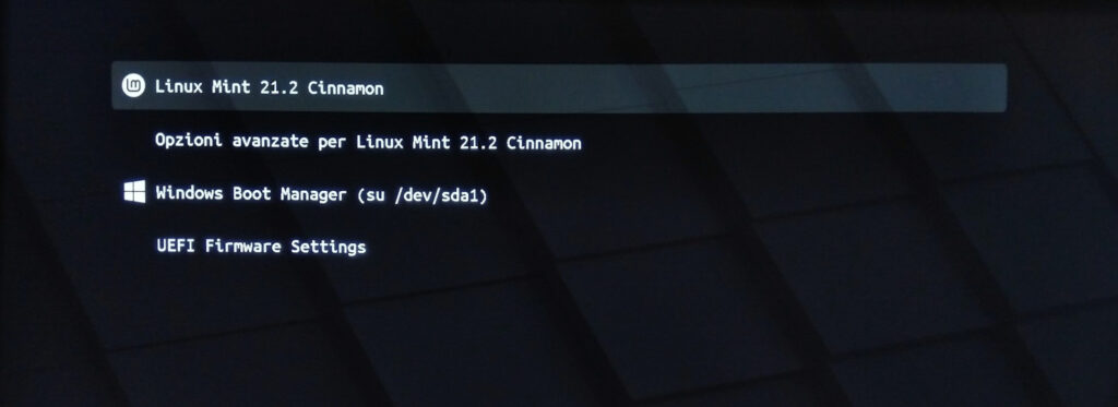 Schermata di GRUB nell'avvio di Linux Mint 21.2 e Windows